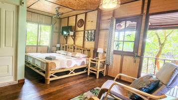 Kamar Double Deluks, pemandangan teluk | Minibar, brankas, ruang kerja ramah laptop, dan tirai kedap cahaya