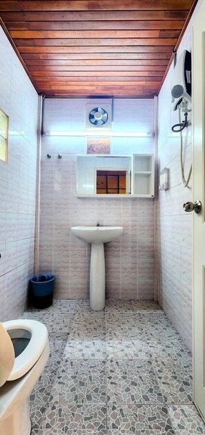 Doppia Deluxe, vista baia | Bagno | Doccia, asciugacapelli, asciugamani, sapone