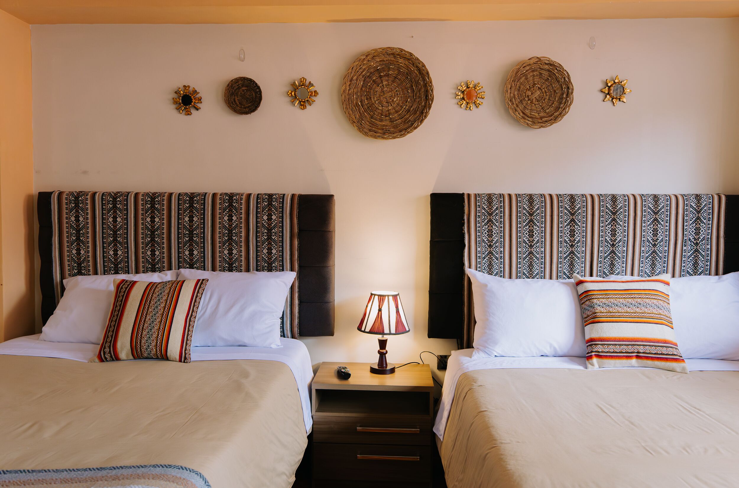 Quarto casal ou duplo conforto, 2 quartos | Espaço de trabalho para notebook, Wi-Fi de cortesia