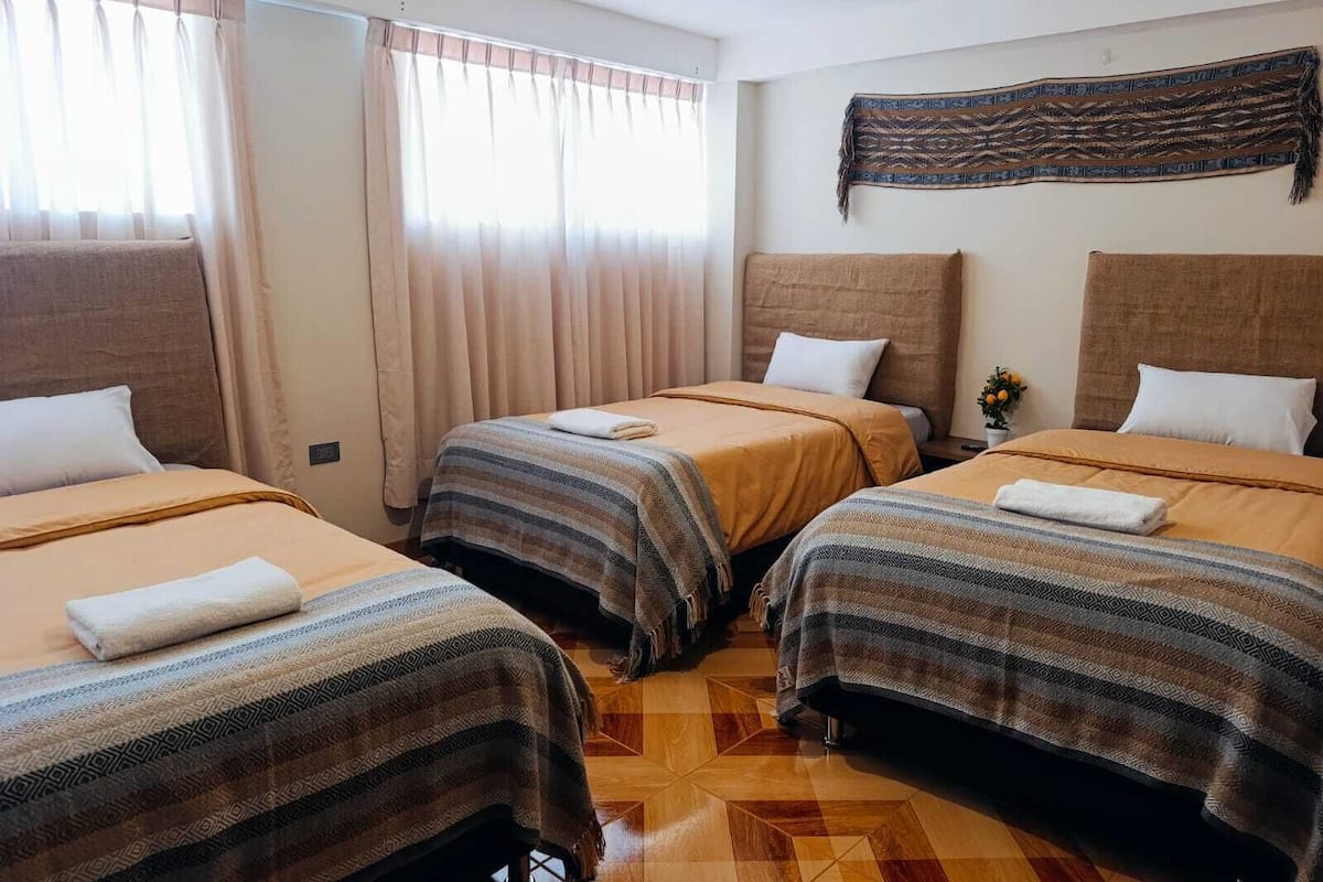 Klassieke driepersoonskamer | Een laptopwerkplek, gratis wifi