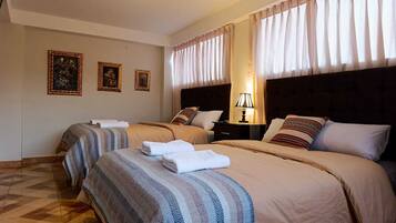 Dobbeltrom, byutsikt | Skrivebord for bærbar PC og wi-fi (inkludert)