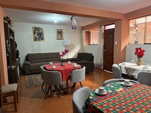 Tägliches inbegriffenes kontinentales Frühstück