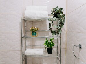 Comfort kamer | Badkamer | Een douche, handdoeken