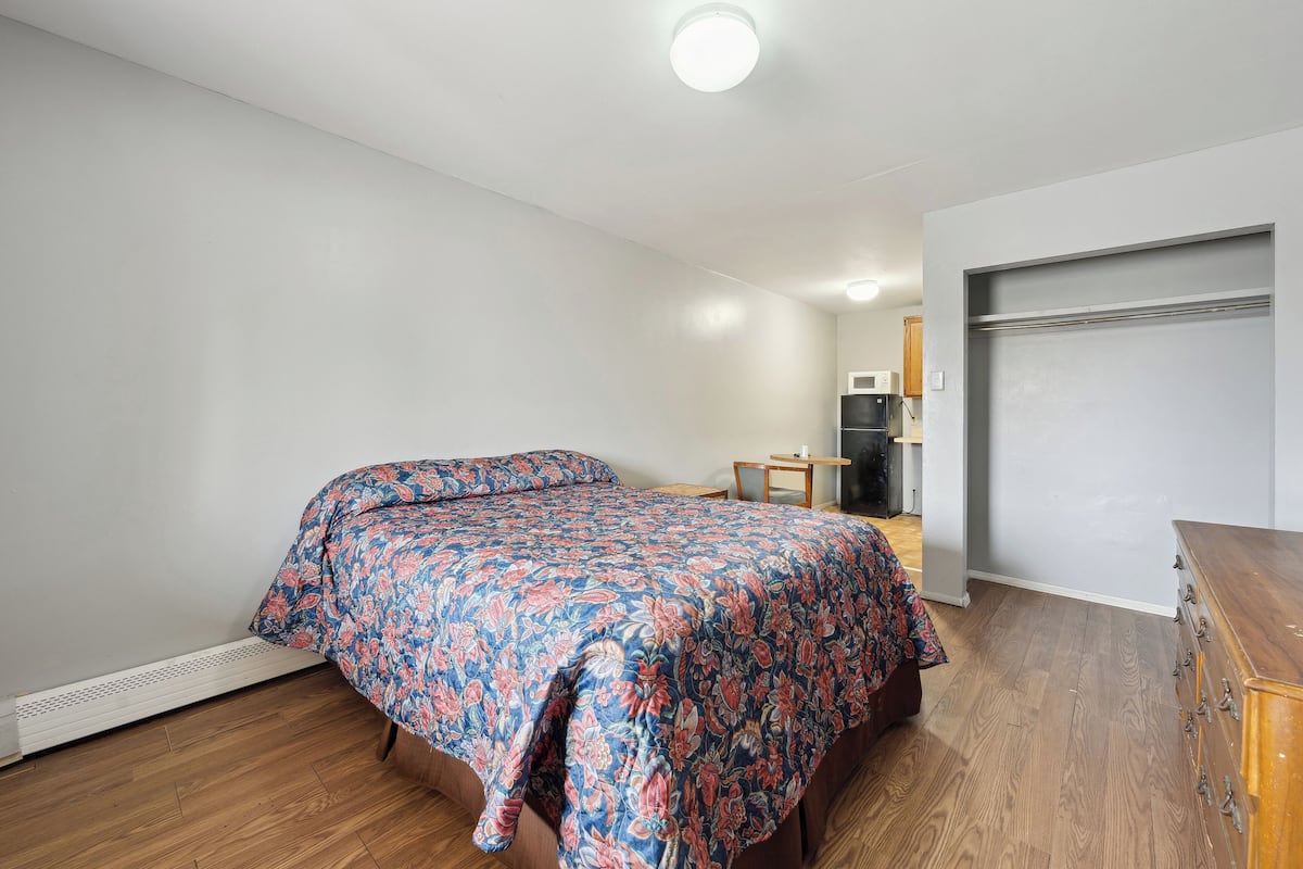 Room, 1 Queen Bed, Non Smoking | Iron/ironing board (on request), free WiFi, bed sheets