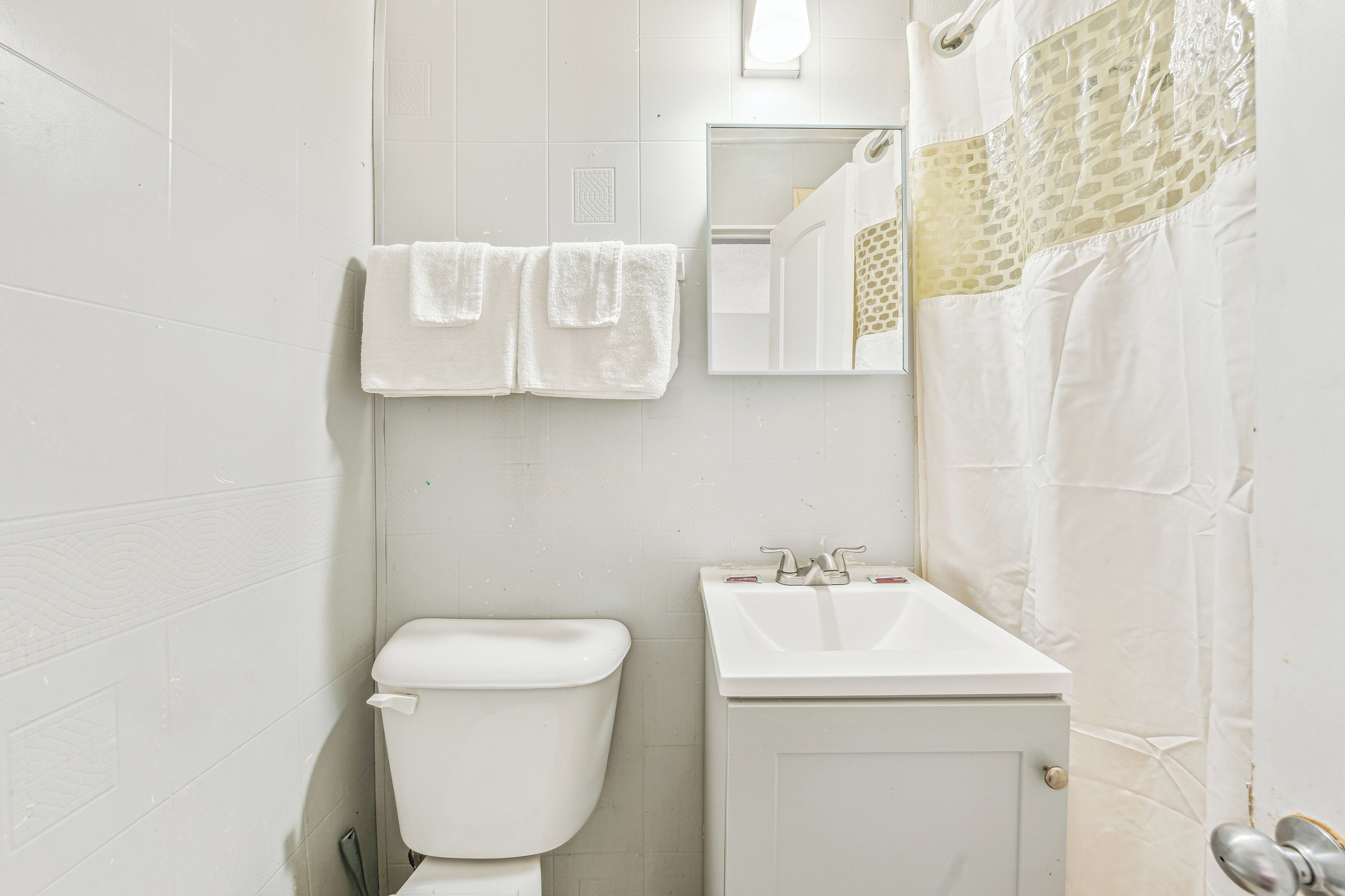 Room, 1 Queen Bed, Smoking | Bathroom | Free toiletries, hair dryer, towels