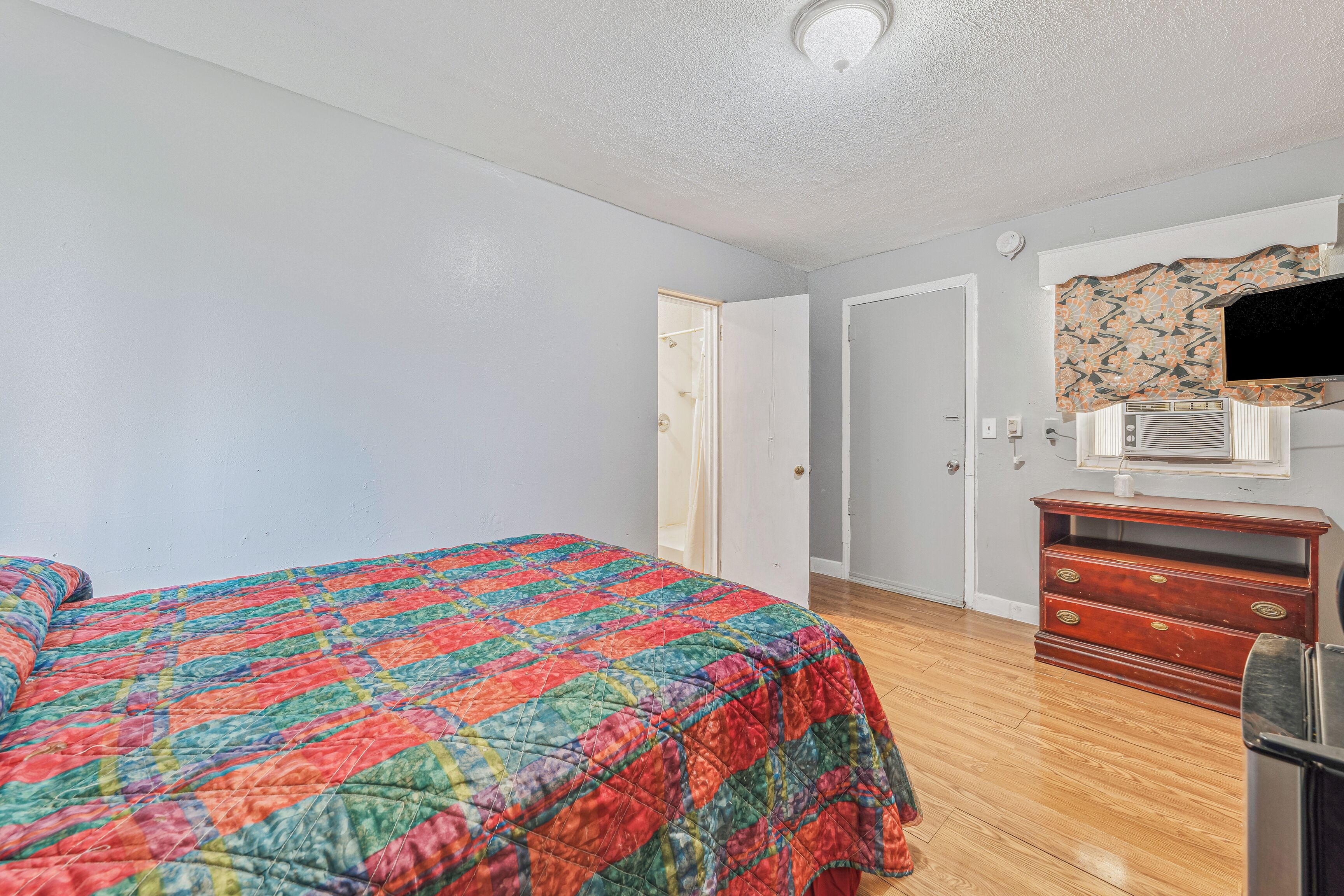 Room, 1 Queen Bed, Smoking | Iron/ironing board, free WiFi, bed sheets