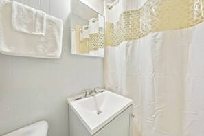 客房, 1 張加大雙人床, 吸煙房 | 浴室 | 免費梳洗用品、風筒、提供毛巾