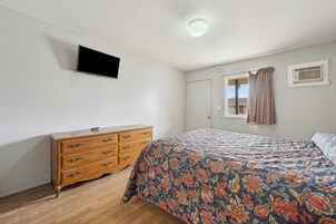 Tabla de planchar con plancha, wifi gratis y ropa de cama 