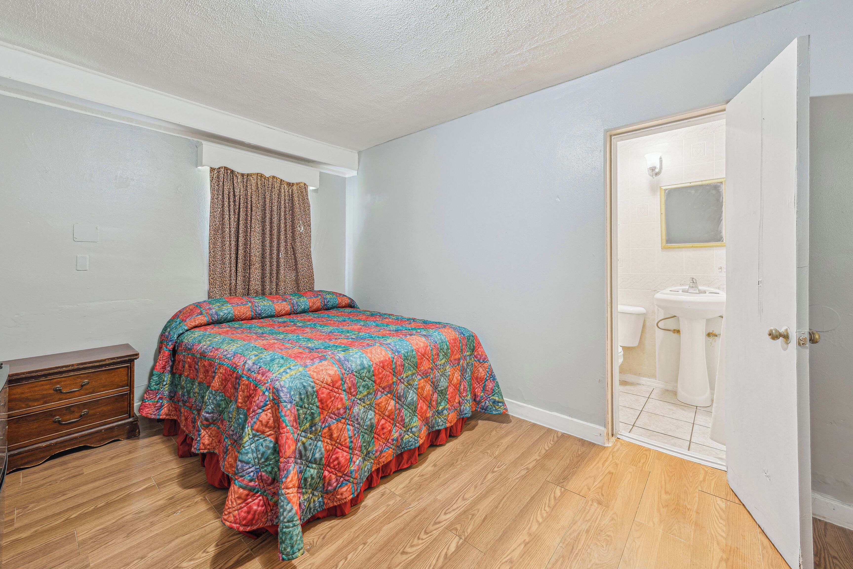 Iron/ironing board (on request), WiFi (free), bed sheets