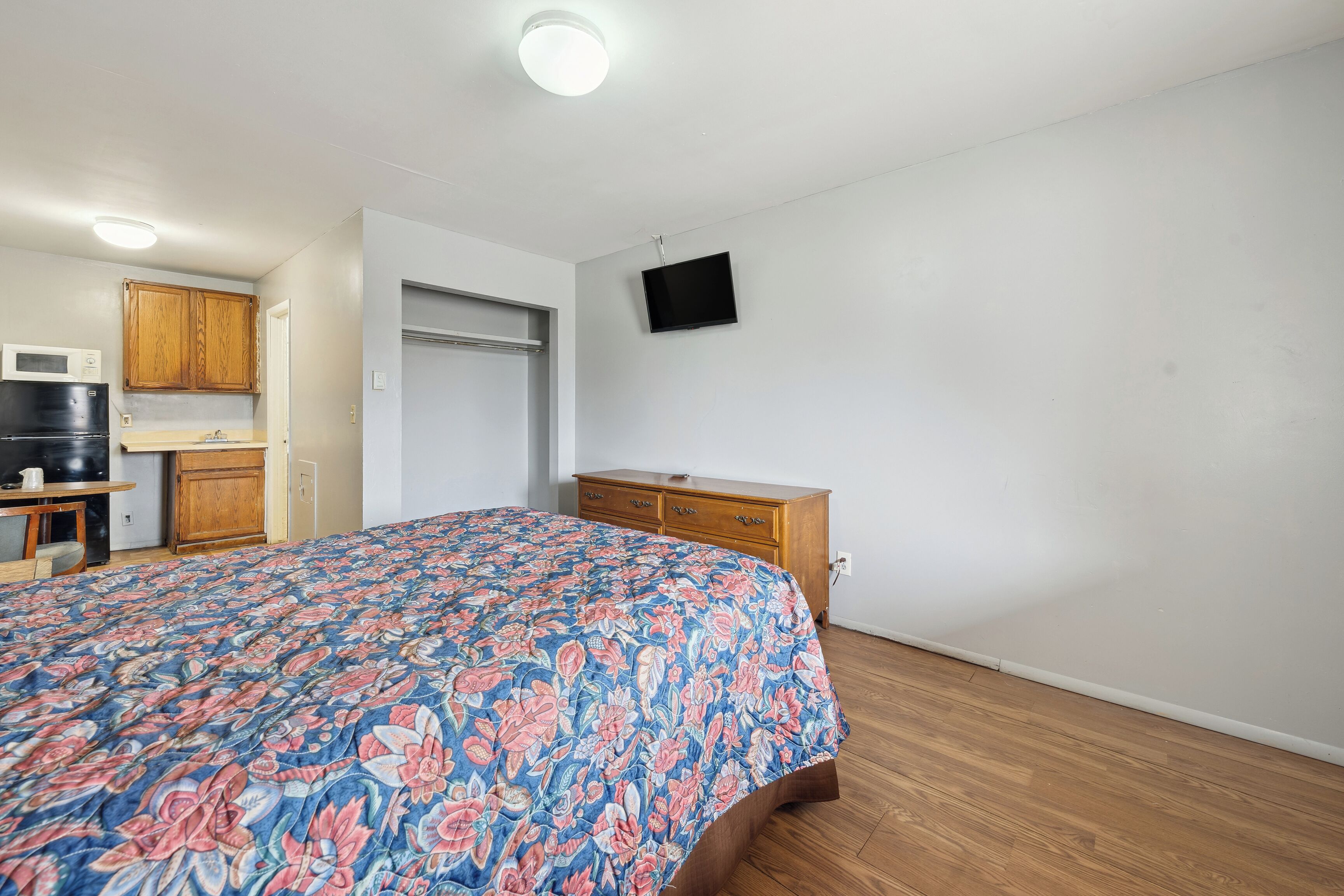 Iron/ironing board (on request), WiFi (free), bed sheets