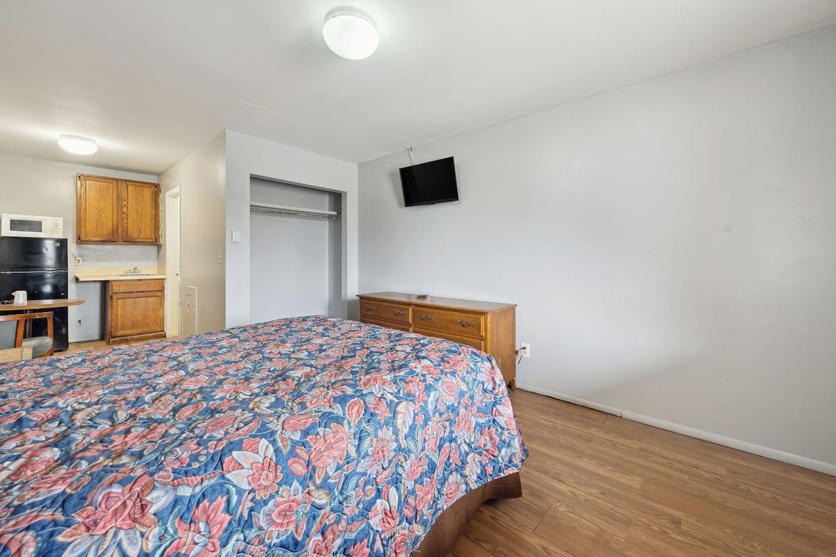 Iron/ironing board (on request), free WiFi, bed sheets