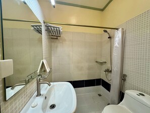 Family Room | Bathroom - Park Avenue Boutique Hotel (Pasay)