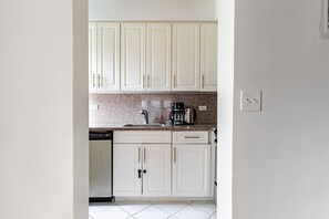 Kylskåp, mikrovågsugn, ugn och diskmaskin