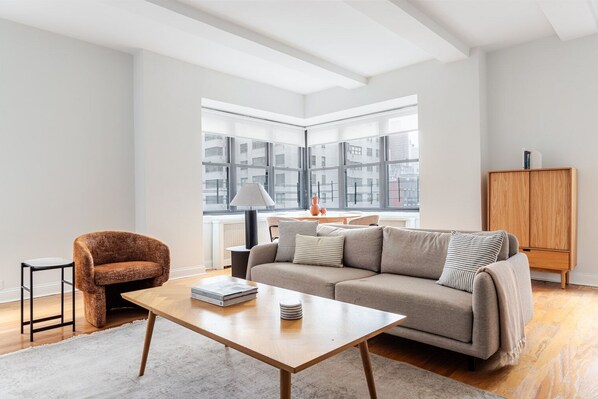 Tv, eldstad och en stereo