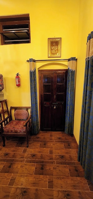 Habitación económica | Espacio para trabajar con laptop, wifi gratis y ropa de cama