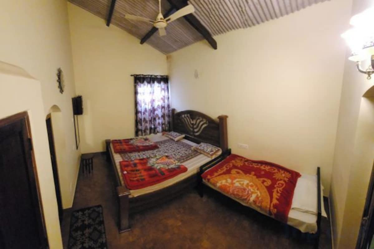 Laptop workspace, WiFi (free), bed sheets