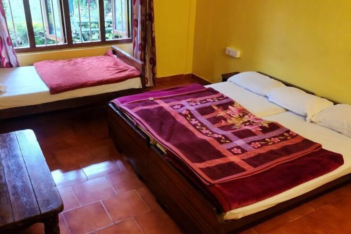 Laptop workspace, WiFi (free), bed sheets