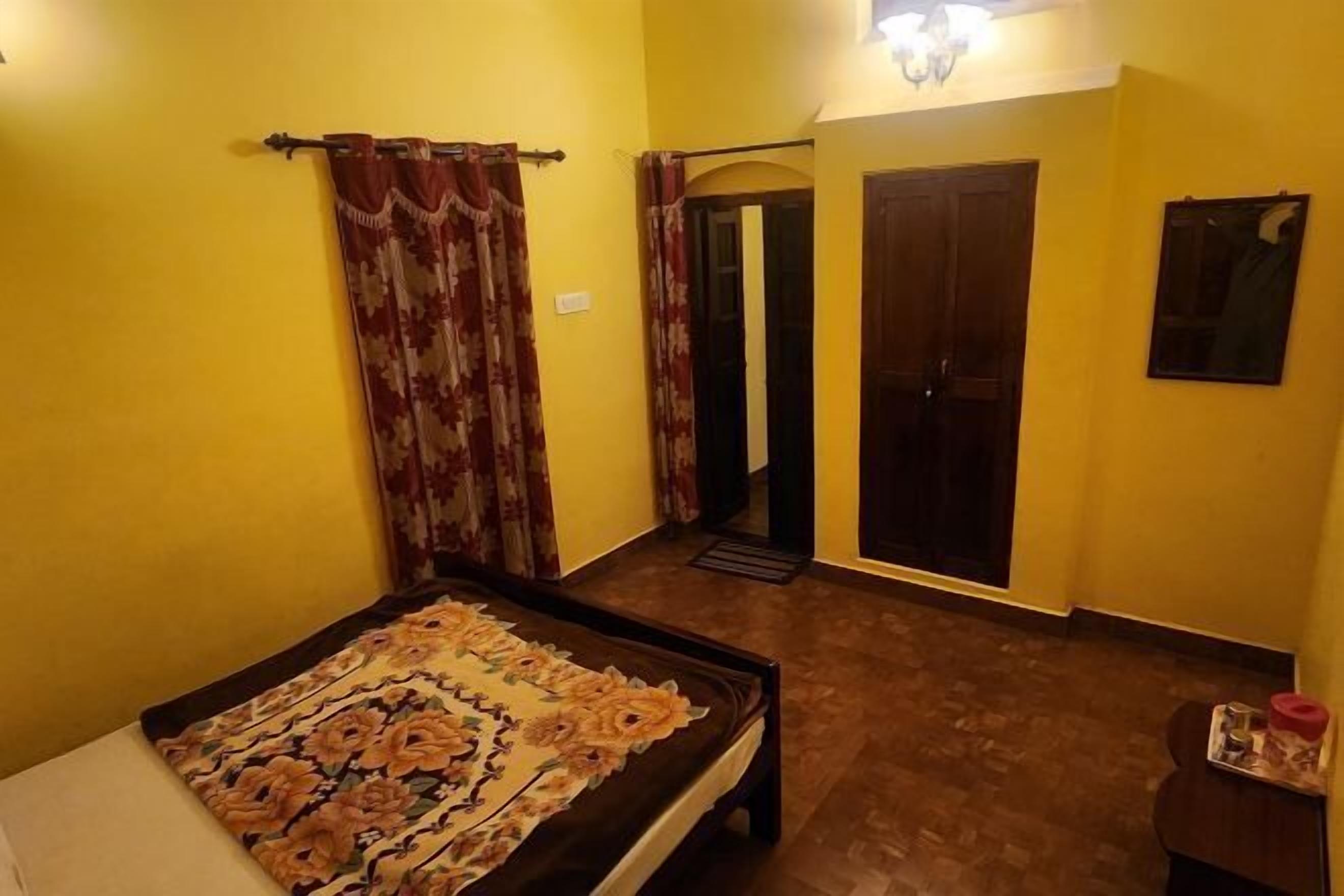 Espaço de trabalho para notebook, Wi-Fi de cortesia, roupa de cama