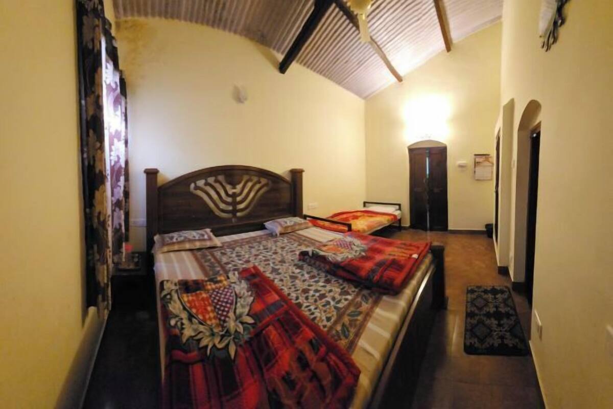 Laptop workspace, WiFi (free), bed sheets