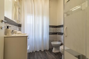 Doccia, asciugacapelli, bidet, asciugamani