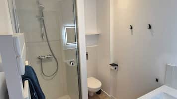 Douche, sèche-cheveux, serviettes fournies, savon