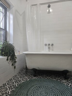 Een haardroger, handdoeken, zeep, toiletpapier