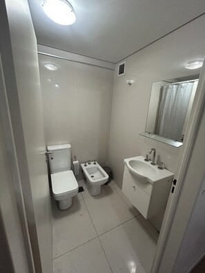 Bidê, toalhas de banho, sabonete, papel higiênico