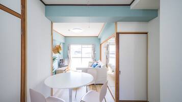 Eenvoudig appartement | Een bureau, verduisterende gordijnen, gratis wifi