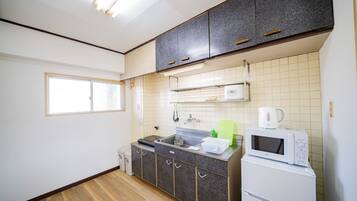 Basic Apartment | Private kitchen | Fridge, microwave, stovetop, electric kettle