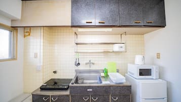 Appartamento Basic | Cucina privata | Frigorifero, microonde, piano cottura, risottiera