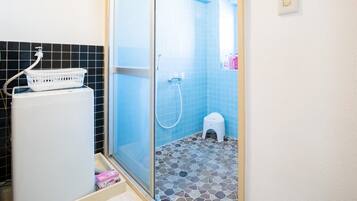 Shower, hair dryer, bidet, towels