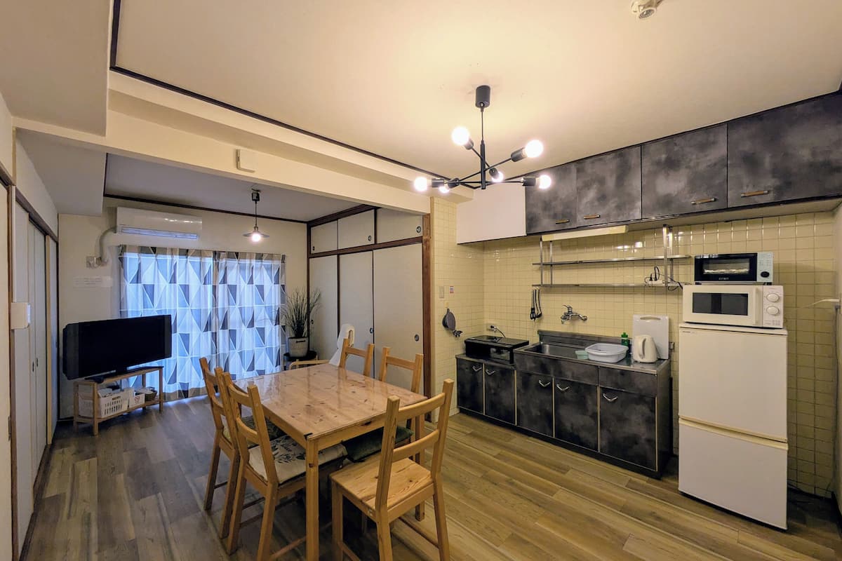 Basic Apartment | 2 bedrooms, desk, blackout drapes, free WiFi