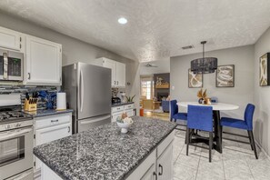 Fridge, microwave, oven, stovetop - Modern Boho 3BR Retreat in NW Houston (Houston)