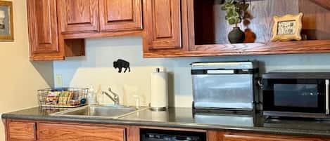 Microondas, horno, placa de cocina y cafetera o tetera