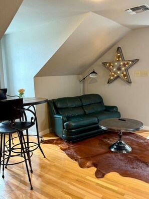 Smart TV - Lone Star Lookout - 1 night minimum allowed! So close to I-35W and much more, but still quiet and peaceful. (Argyle)