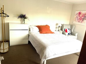 2 bedrooms, iron/ironing board, WiFi
