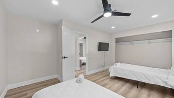 5 chambres, bureau, fer et planche à repasser, lit parapluie