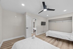 5 bedrooms, desk, iron/ironing board, travel crib