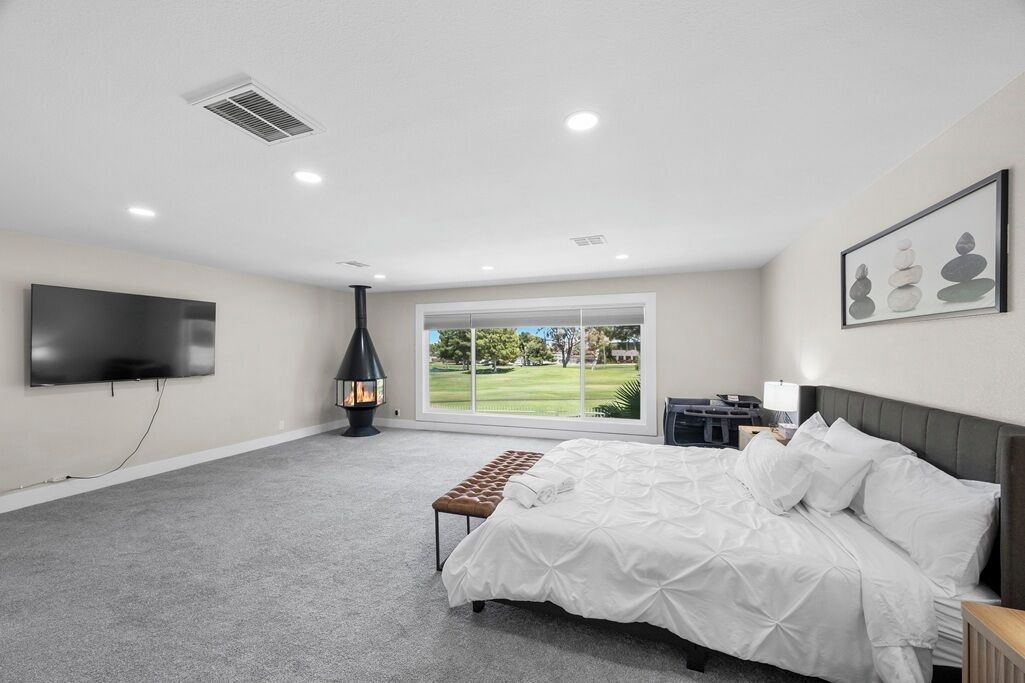 5 habitaciones, escritorio y tabla de planchar con plancha 