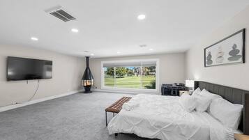 5 habitaciones, escritorio y tabla de planchar con plancha