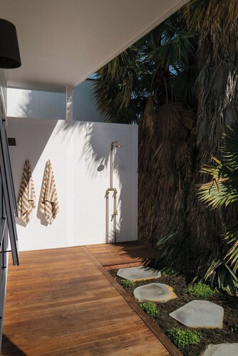 Relax & unwind at Vic's place Falcon Bay. Your perfect beach side escape awaits!