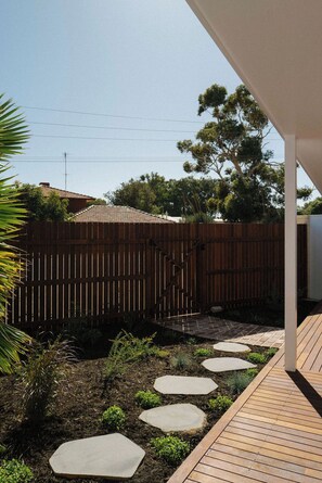 Property grounds - Relax & unwind at Vic's place Falcon Bay. Your perfect beach side escape awaits! (Falcon)