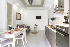 Fridge, oven, stovetop, dishwasher