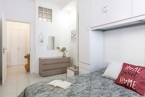Travel cot, free WiFi