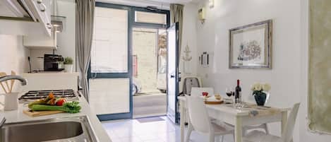 Fridge, oven, stovetop, dishwasher