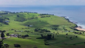 A golf course with a view of the ocean, a beach, and a small house. - Ocean View Escape, Gerroa (Gerroa)