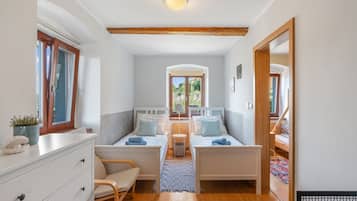 3 bedrooms, desk, Internet