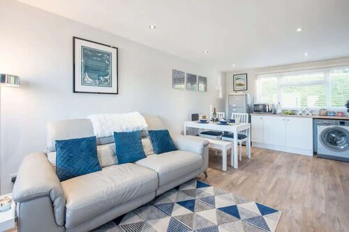 Sea View Chalet | Walk to Freshwater Beach