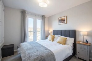 2 bedrooms, desk, WiFi, bed sheets