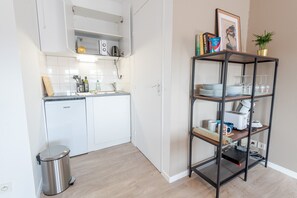 Réfrigérateur, micro-ondes, cafetière/bouilloire, grille-pain